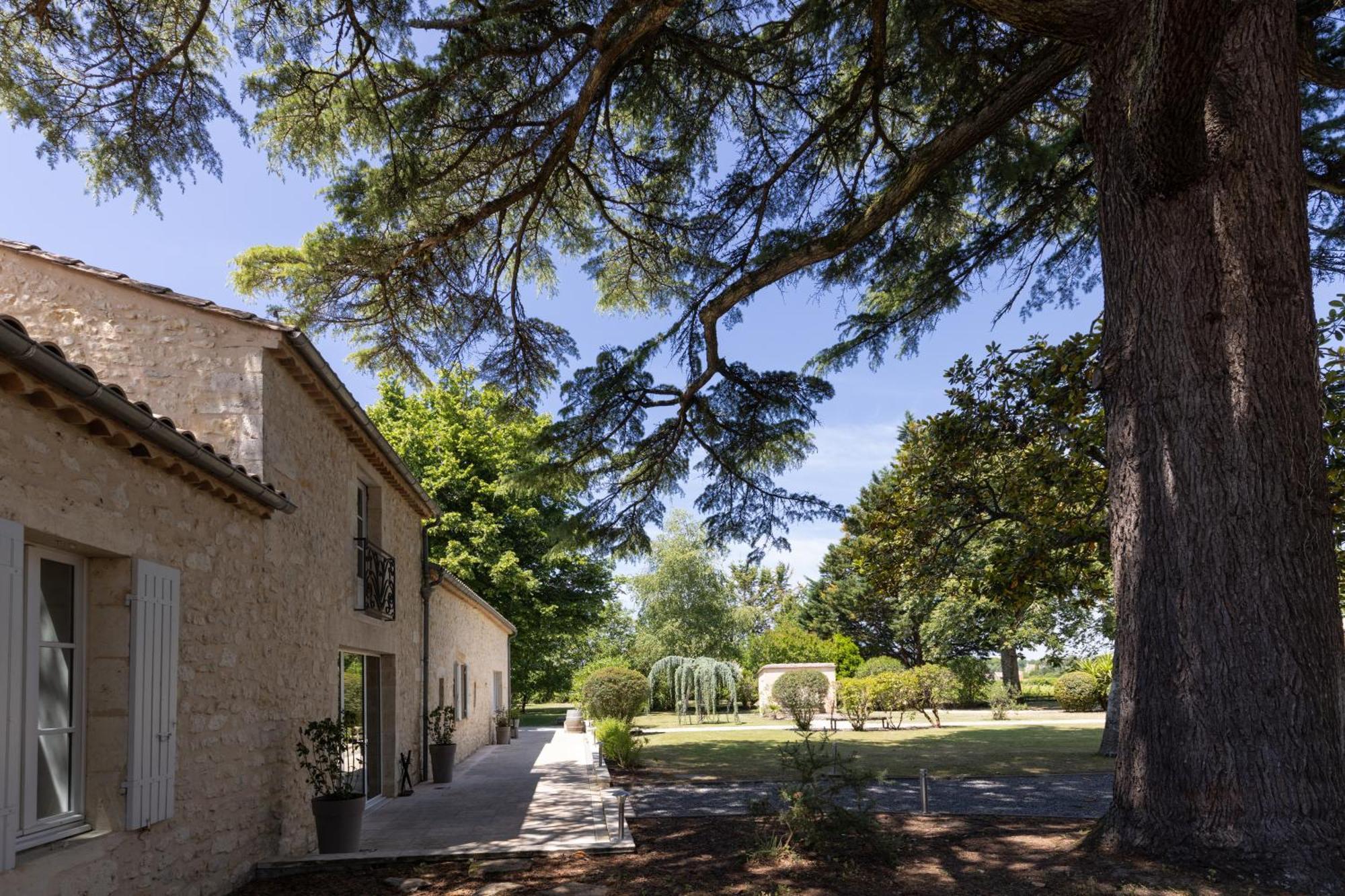 Chateau La Graviere Vertheuil-en-Medoc Exterior photo