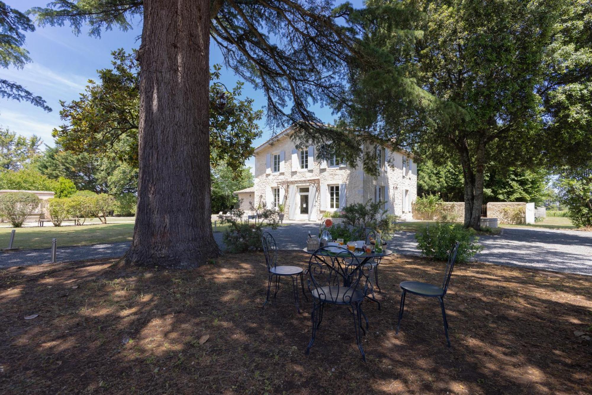 Chateau La Graviere Vertheuil-en-Medoc Exterior photo
